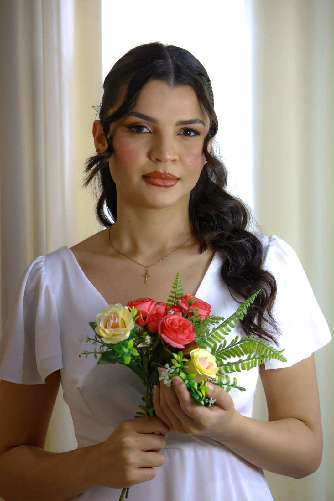 Noiva com buquê de rosas, penteado lateral ondulado e maquiagem em tons terrosos — Studio Francielen Fortes Makeup