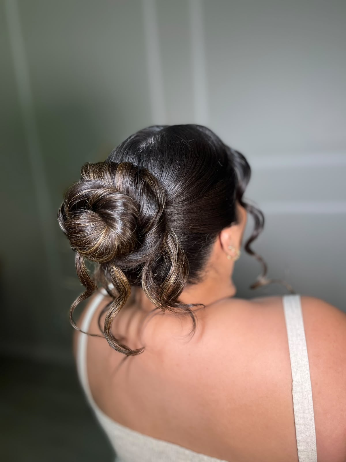 Penteado coque alto trançado visto de costas