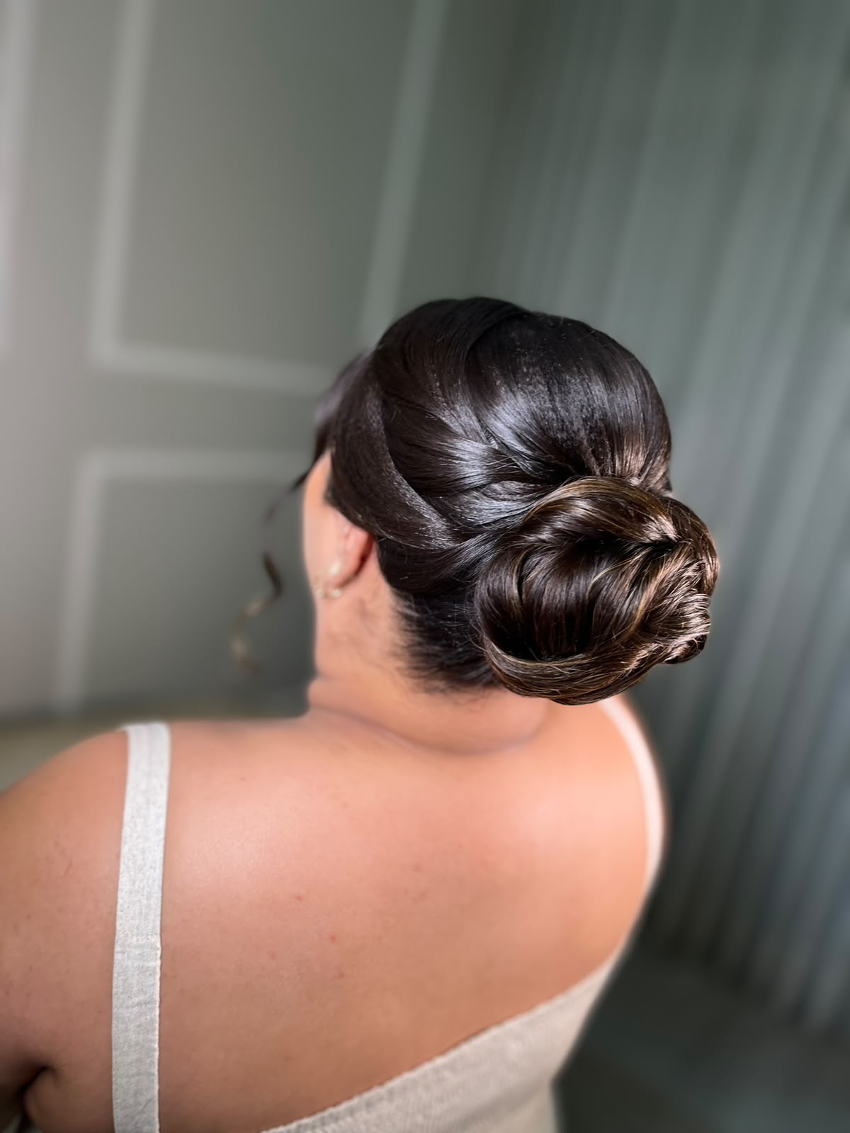 Penteado coque baixo trabalhado visto de costas