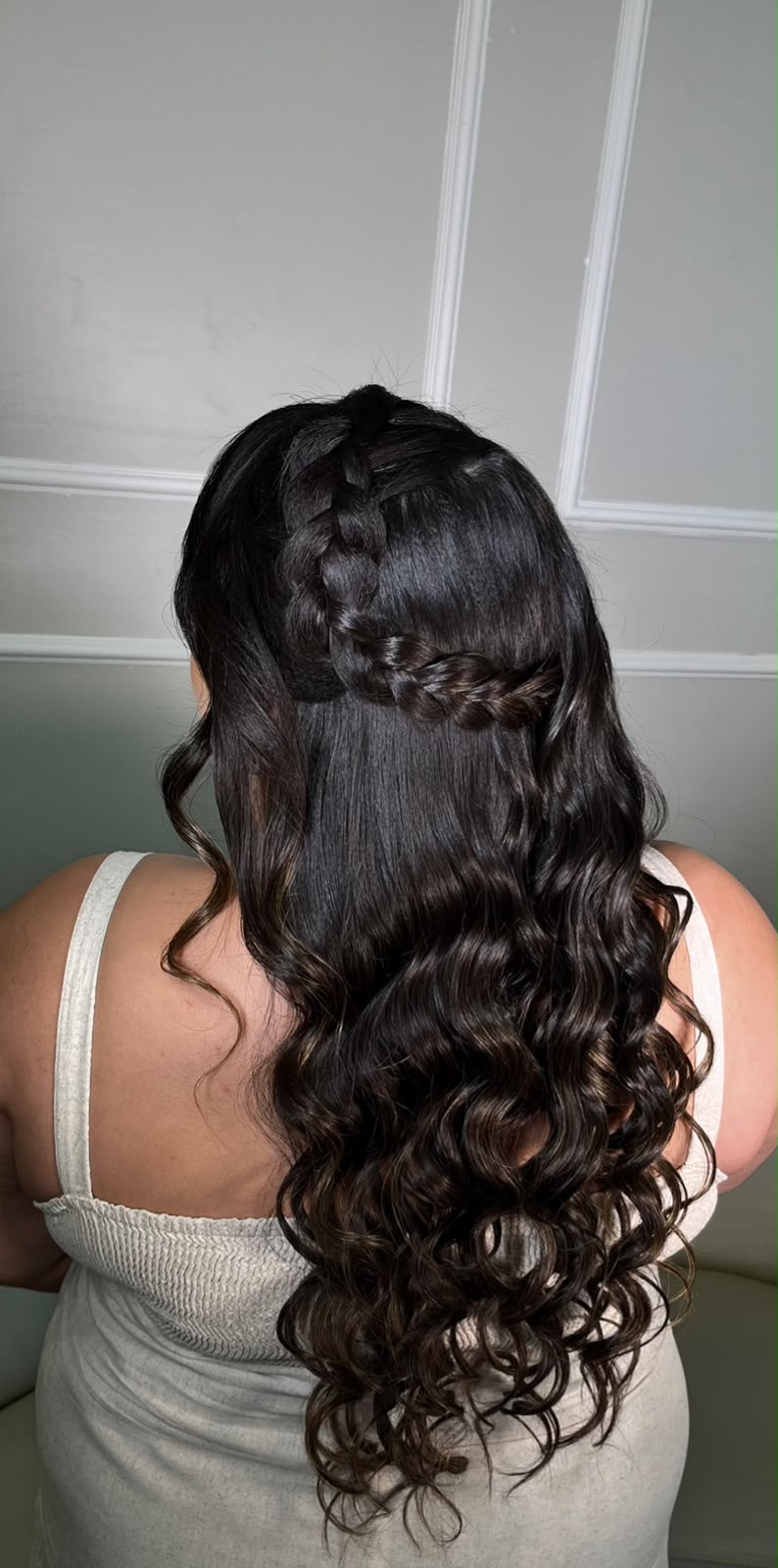 Semipreso com trança e ondas em babyliss visto de costas
