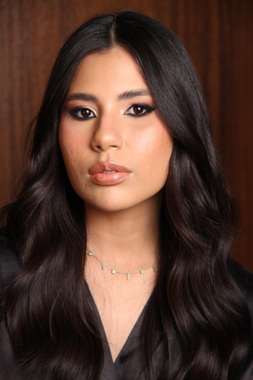 Maquiagem casual frontal com delineado marcado e boca nude glossy